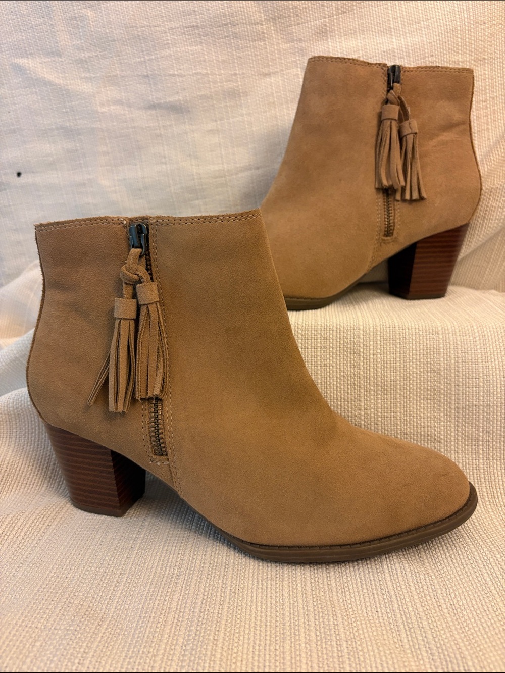 Like new Vionic Suede Booties tassels side zip block heel weather resistant 8.5